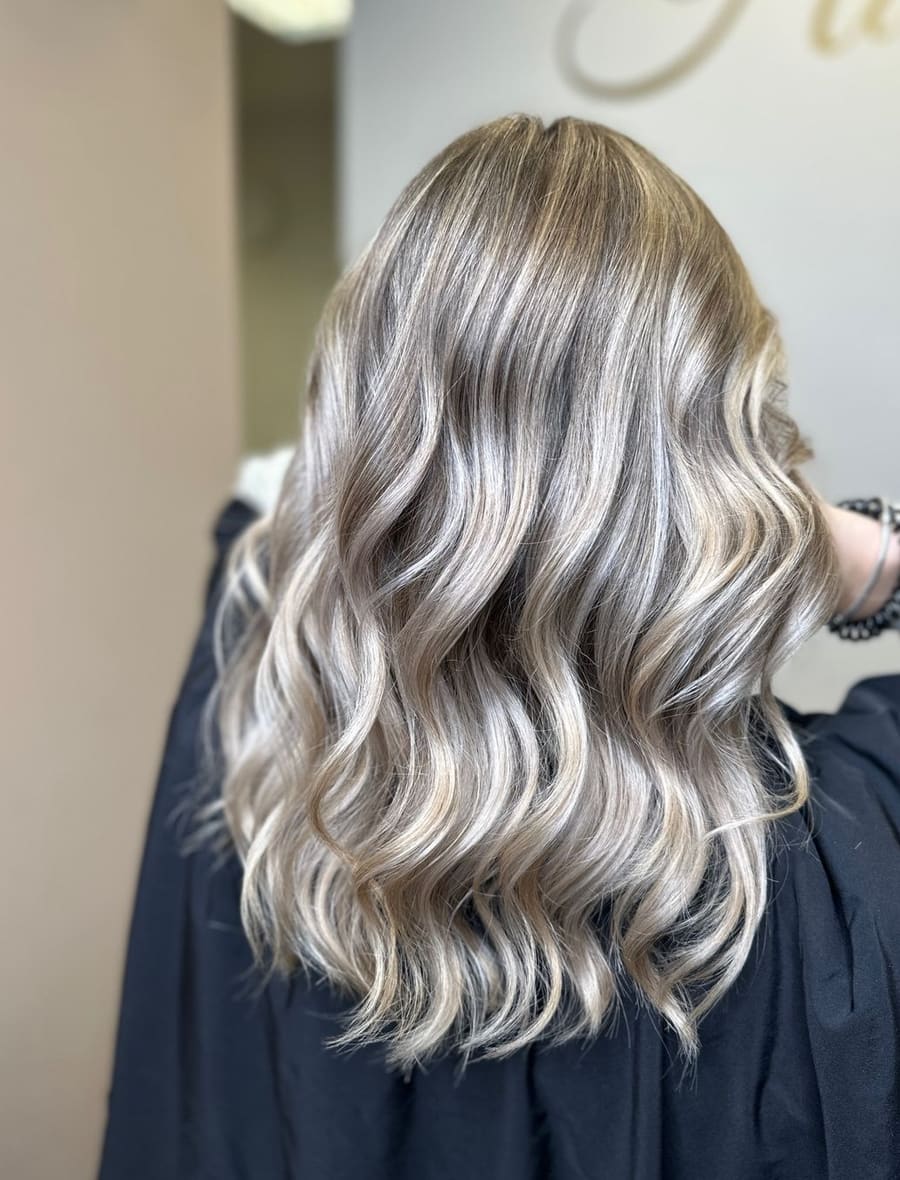 Kaltblonde Balayage in Aschtönen