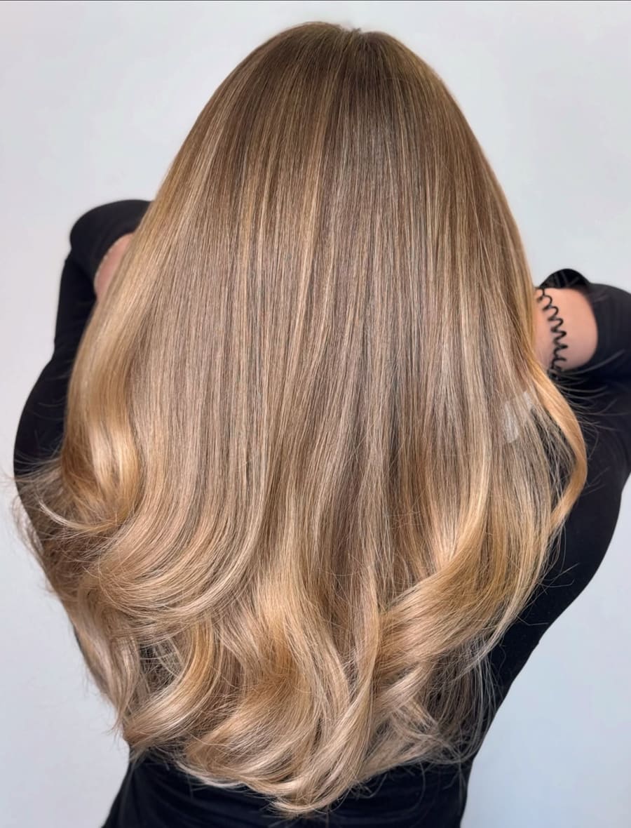 Honigblonde Balayage, gewellt gestylt