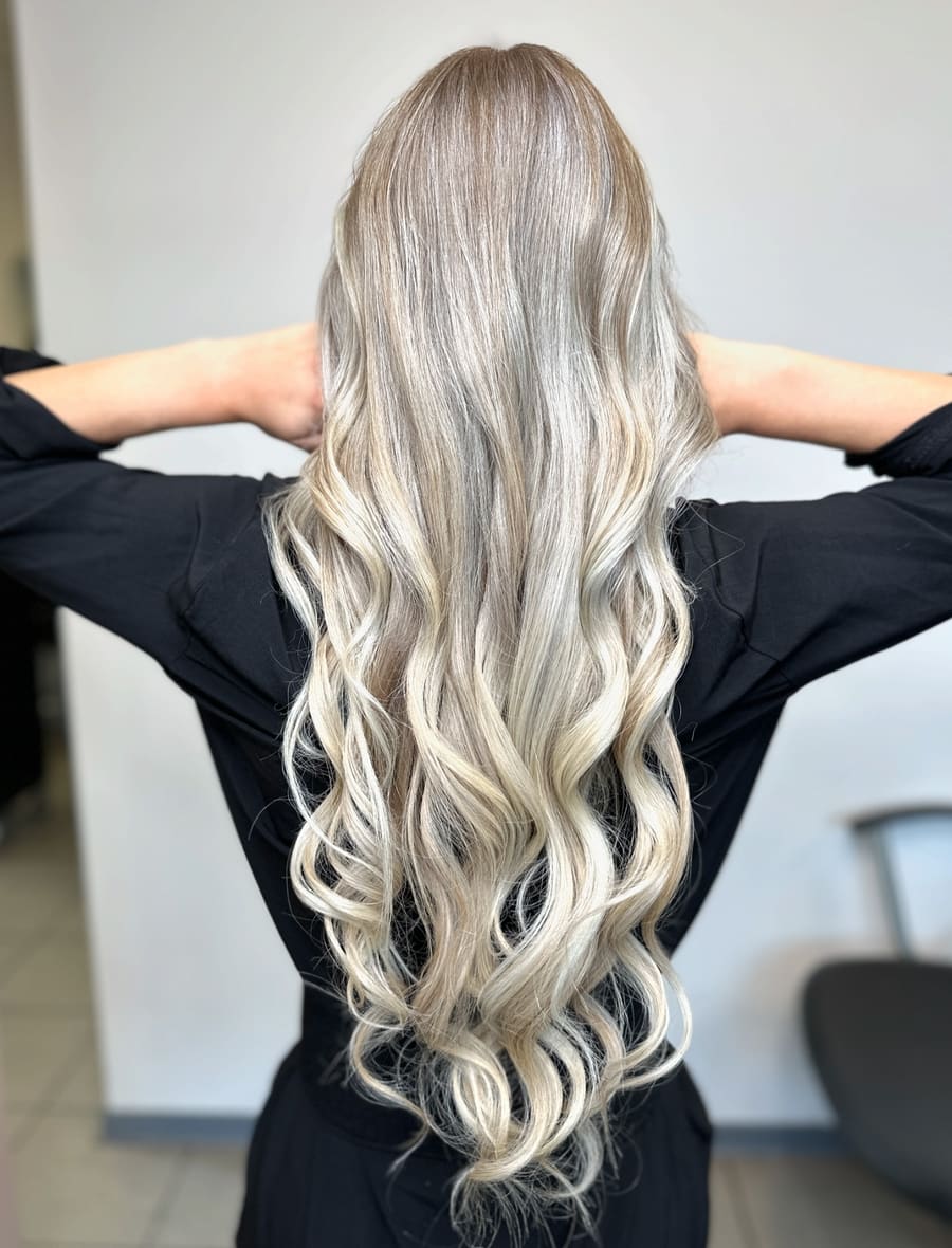 Blondes Haar in mehreren kühlen Nuancen