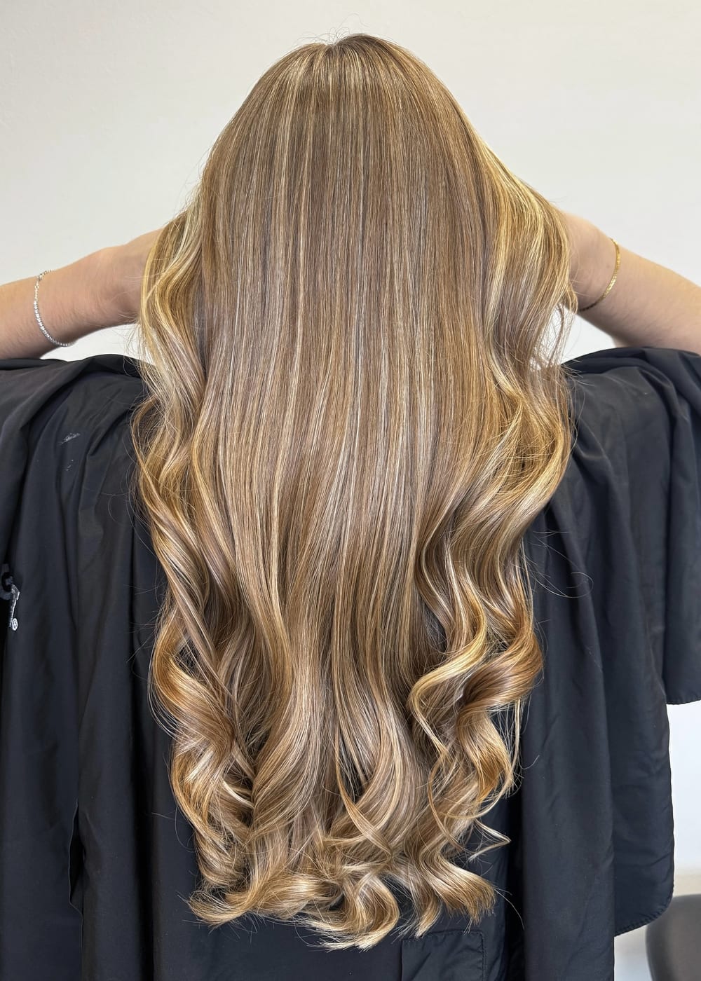 Blonde Balayage mit warmen Nuancen, seitlich fotografiert