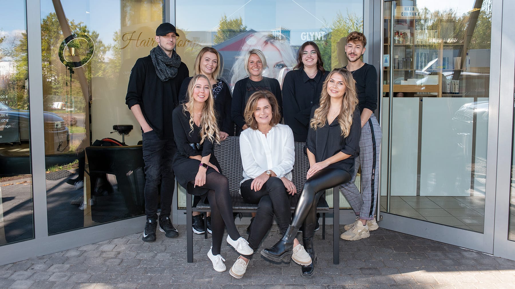 Das Team der Hair Company vor dem Salon in Heiligenroth